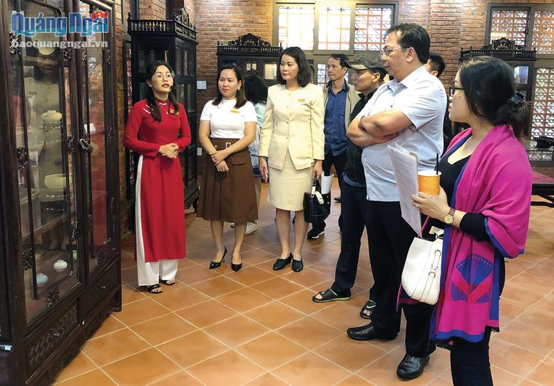Đoàn khảo sát liên kết du lịch TP.Hồ Chí Minh tham quan khu trưng bày tại Trung tâm Phát huy di sản văn hóa đa năng Quảng Ngãi.  ẢNH: NGUYỄN NGÂN
