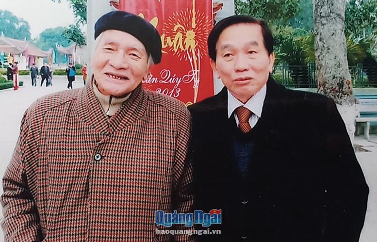 Nhạc sĩ Ánh Dương (trái) với người bạn cùng thời.      ẢNH: NVCC