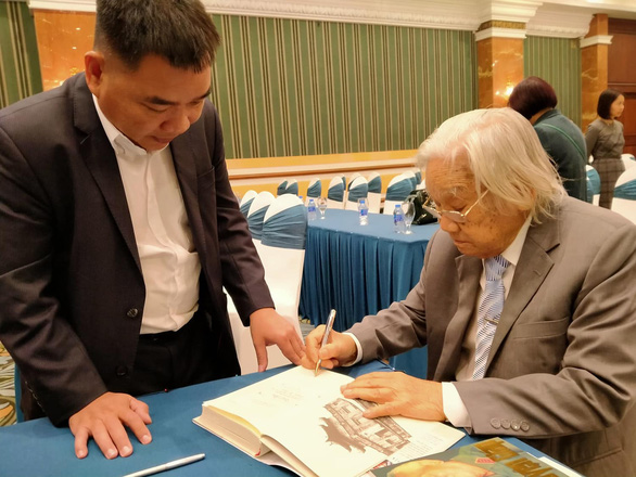Tác giả Nguyễn Thế Kỷ ký tặng sách cho độc giả. Ảnh: Báo Tuổi trẻ