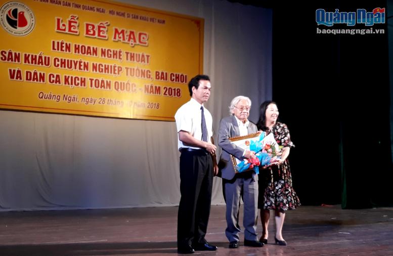 Với vở diễn “Núi rừng năm ấy”, tác giả Nguyễn Thế Kỷ đã được trao Giải đặc biệt tại Liên hoan Nghệ thuật sân khấu chuyên nghiệp, tuồng, bài chòi và dân ca kịch toàn quốc năm 2018 tại Quảng Ngãi.             ẢNH: HUỲNH THẾ