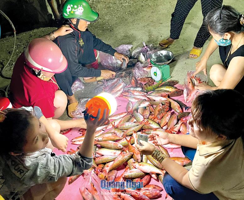 Một góc chợ cá đêm ở Lý Sơn.       ẢNH: THANH HUYỀN
