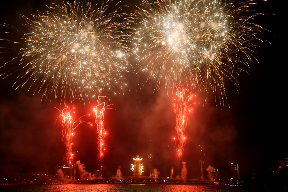 Trình diễn pháo hoa tầm cao rực rỡ và lung linh trên bầu trời Đất Tổ chào mừng sự kiện Giỗ Tổ Hùng Vương-Lễ hội Đền Hùng năm 2021. Báo Phú Thọ