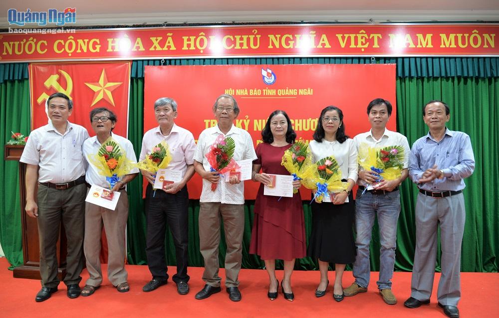 Dịp này, 21 hội viên, nhà báo tiêu biểu ở Quảng Ngãi vinh dự đón nhận Kỷ niệm chương 