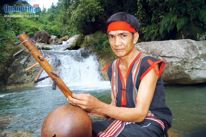 Nghệ nhân Đinh Văn Khoăn với cây đàn brood.                       ẢNH: ĐINH QUANG