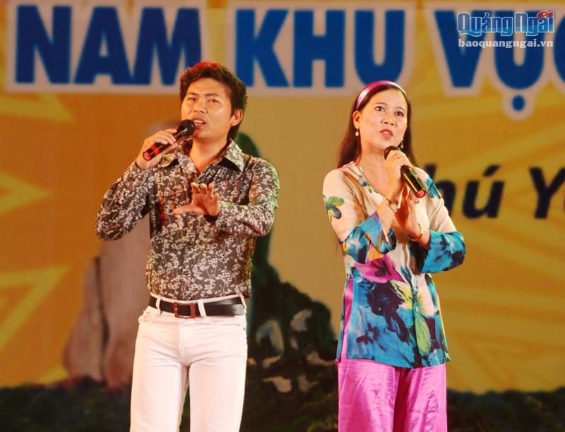 Nghệ sĩ Thanh Bình và Kiều Oanh trình bày điệu hát hố trong Liên hoan đàn và hát dân ca khu vực Nam Trung Bộ tại Phú Yên.  ẢNH: LHK