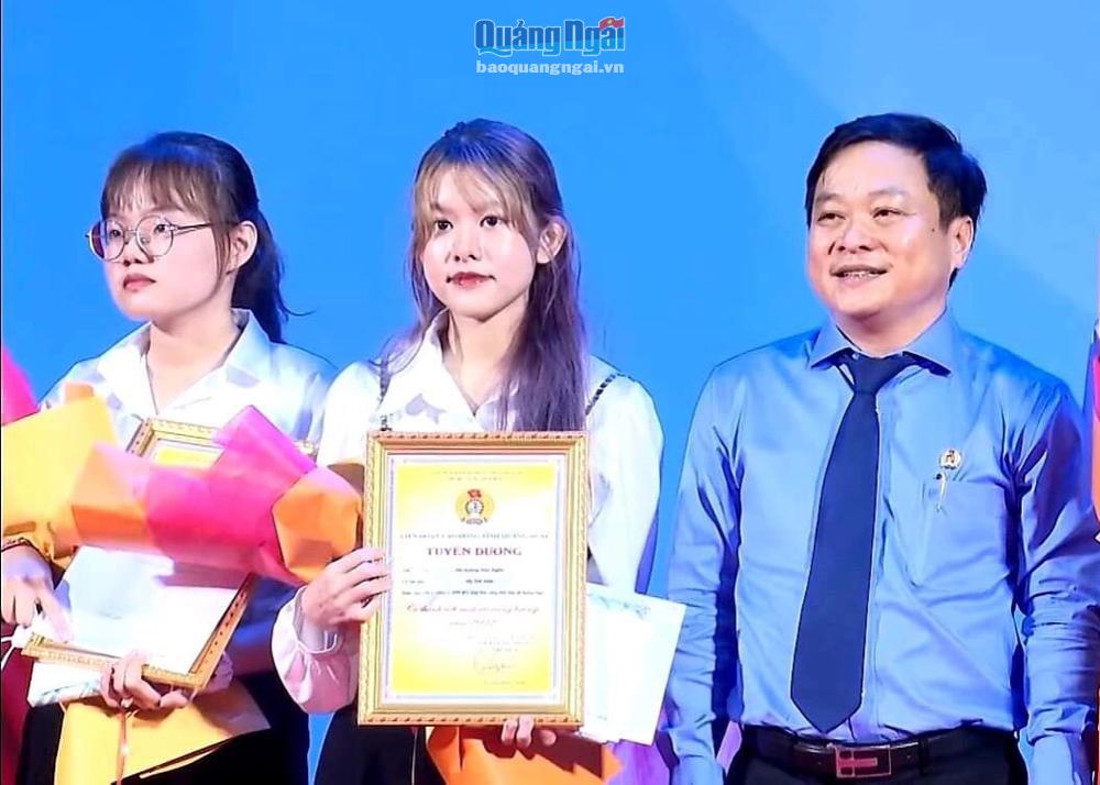 Phan Nữ Quỳnh Hương (giữa) được LĐLĐ tỉnh tuyên dương tân sinh viên có thành tích xuất sắc trong học tập năm 2022.