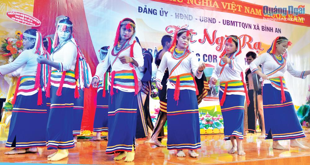 Điệu múa truyền thống được biểu diễn tại tết Ngã rạ của đồng bào dân tộc Cor, ở thôn Thọ An, xã Bình An (Bình Sơn).